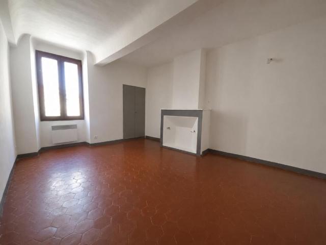 Maison 3 pièces, 65 m² à louer à Régusse 83630