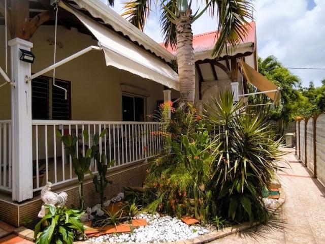 Maison 3 pièces, 80 m² à louer à Saint François 97118