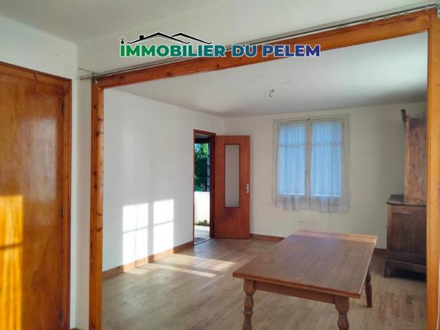 Maison 3 pièces au centre de Rostrenen sous sol et jardin