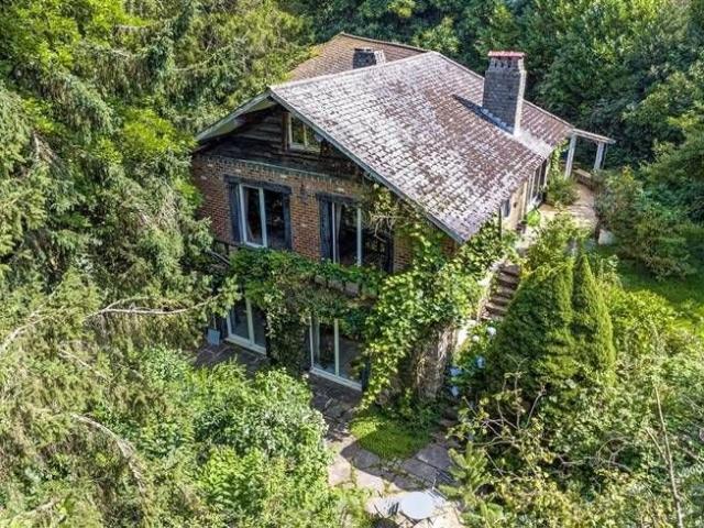 Maison 3CH pleine de charme à rénover au milieu des bois!