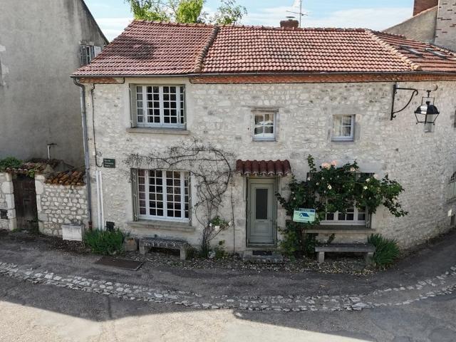 Maison 100 m² au coeur d'un des plus beaux villages de Franc. 100m² Charroux
