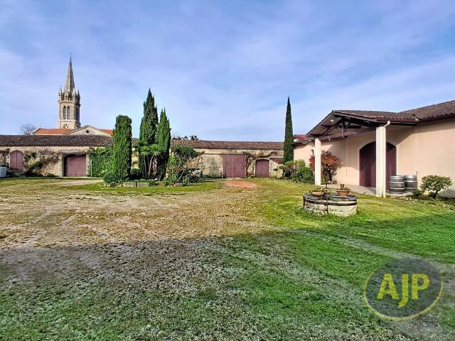 Maison 10 pièces 1 300 m²