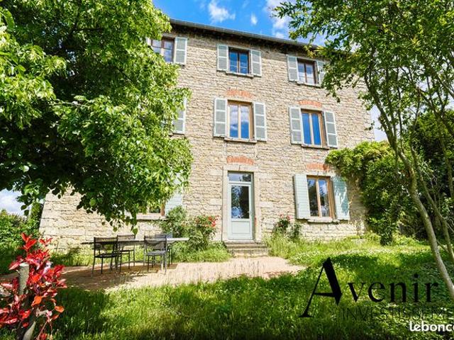 Maison 10 pièces 240 m²