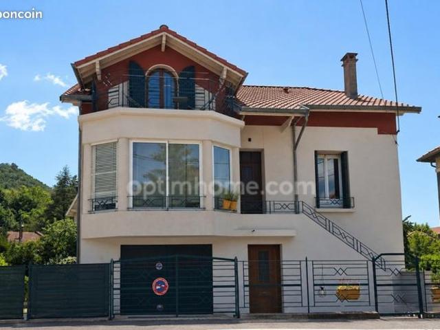 Maison 10 pièces 240 m²
