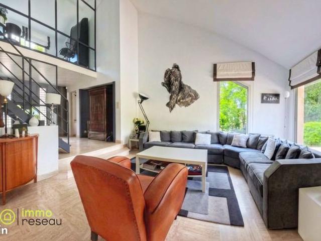 Maison 10 pièces 240 m²