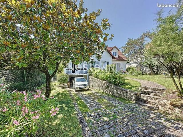 Maison 10 pièces 240 m²