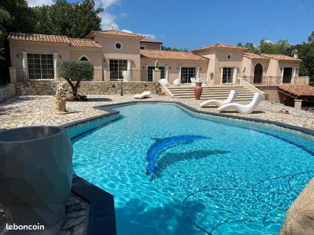 Maison 10 pièces 240 m²