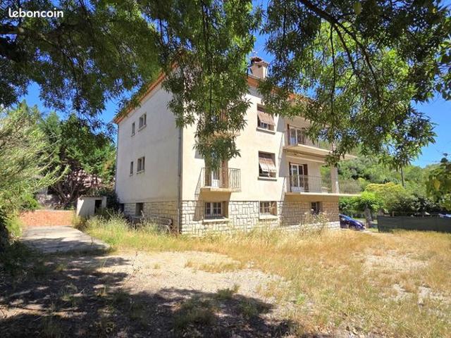 Maison 10 pièces 241 m²