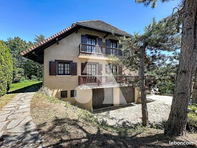 Maison 10 pièces 242 m²