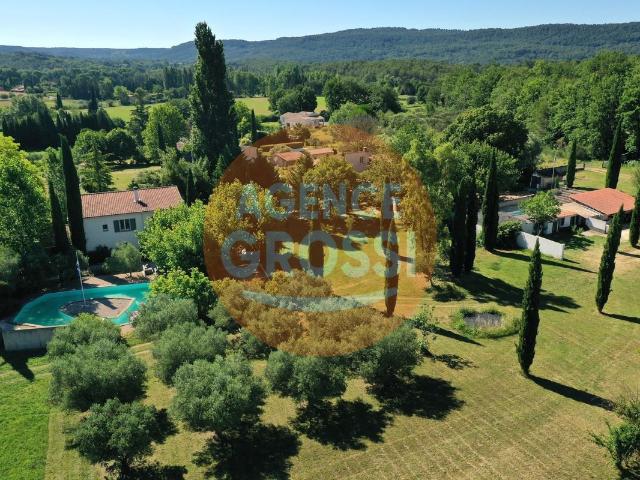 Maison 10 pièces 245 m²