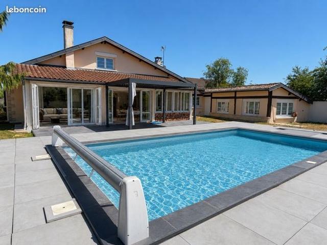 Maison 10 pièces 254 m²
