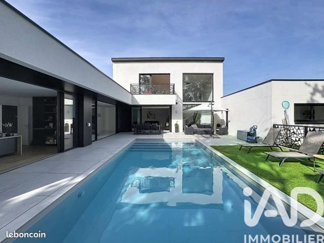 Maison 10 pièces 262 m²