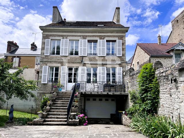 Maison 10 pièces 266 m²