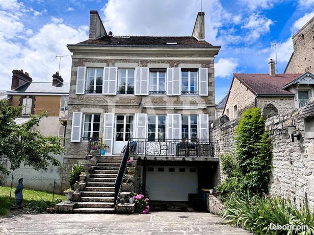 Maison 10 pièces 266 m²