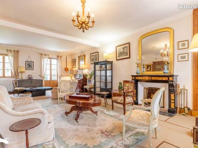 Maison 10 pièces 266 m²