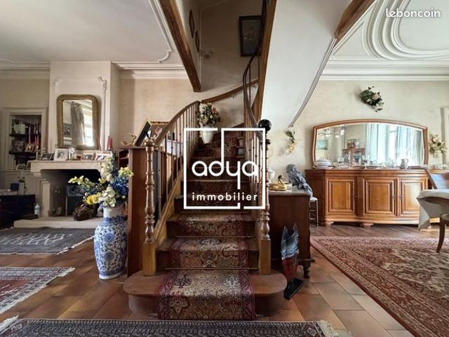 Maison 10 pièces 270 m²
