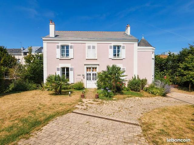Maison 10 pièces 270 m²