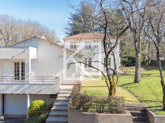 Maison 10 pièces 275 m²