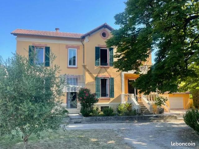 Maison 10 pièces 220 m²