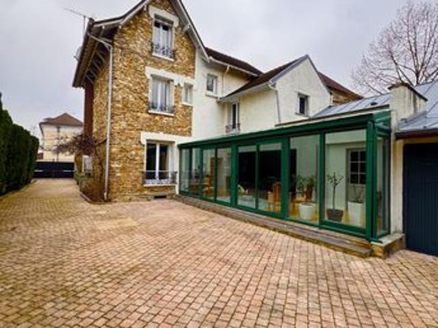 Maison 10 pièces 225 m²