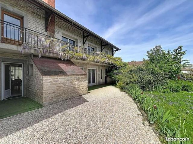 Maison 10 pièces 226 m²