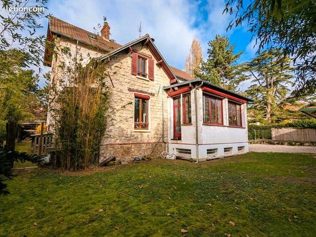 Maison 10 pièces 230 m²