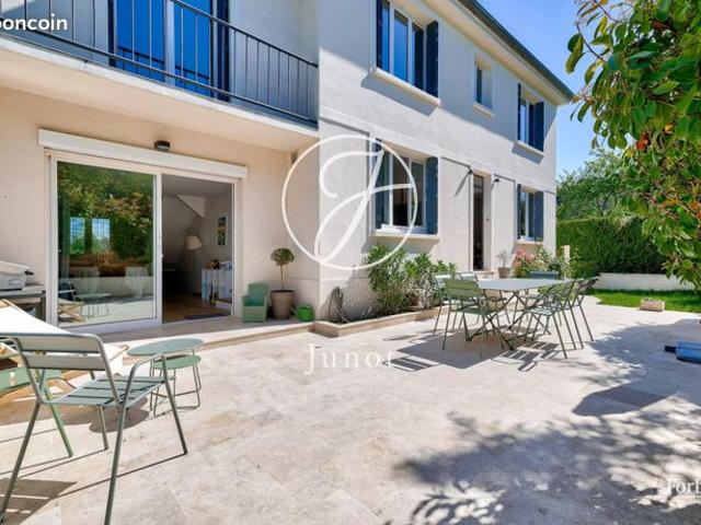Maison 10 pièces 230 m²