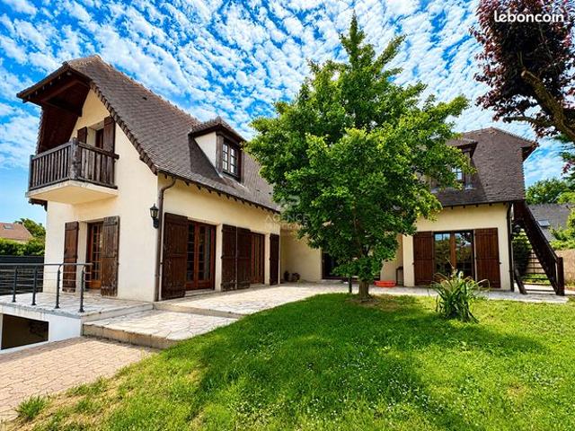 Maison 10 pièces 230 m²
