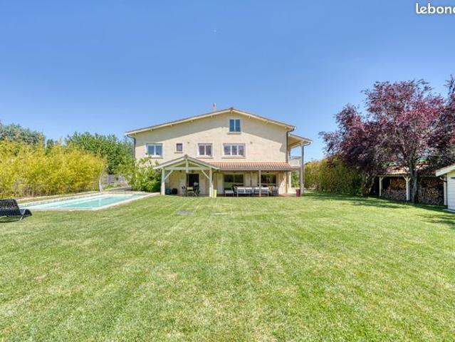 Maison 10 pièces 234 m²