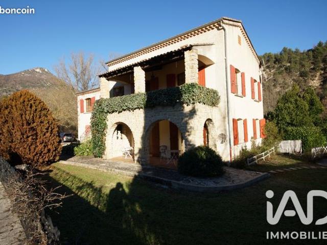 Maison 10 pièces 235 m²