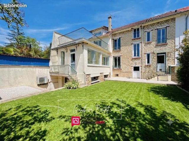 Maison 10 pièces 235 m²