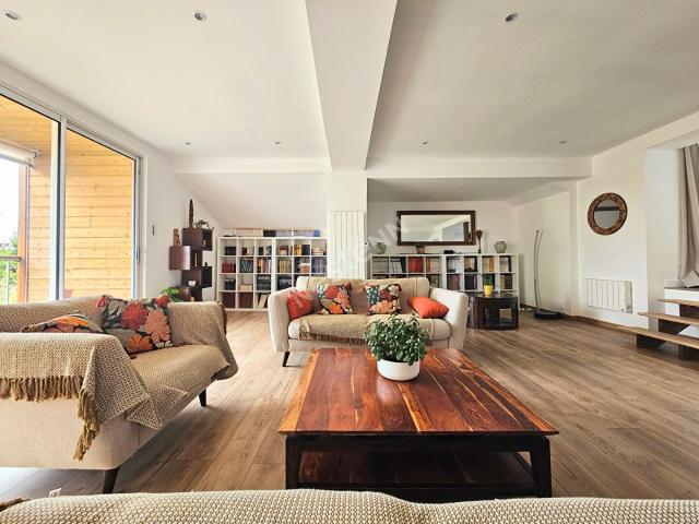 Maison 10 pièces 235 m²