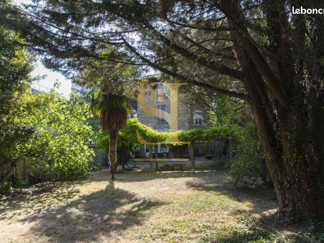 Maison 10 pièces 236 m²