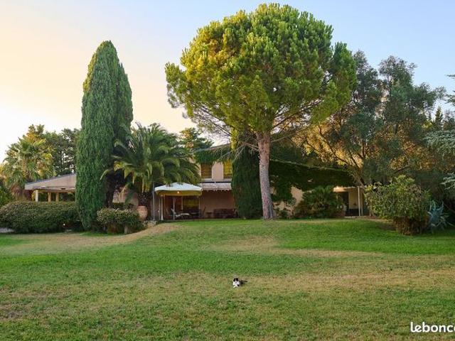 Maison 10 pièces 236 m²