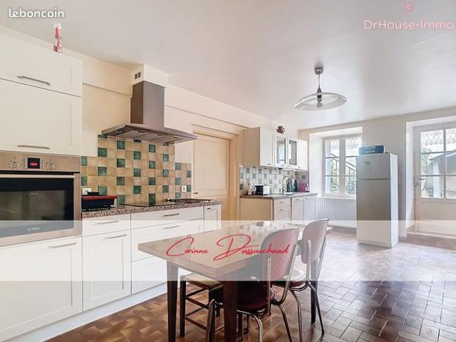 Maison 10 pièces 239 m²