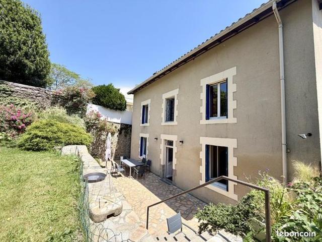Maison 10 pièces 239 m²