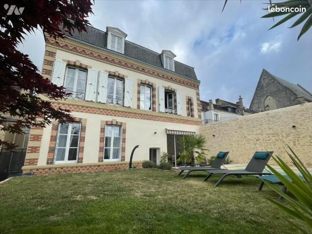 Maison 10 pièces 239 m²