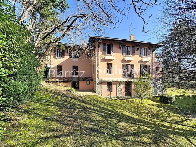 Maison 10 pièces 340 m²