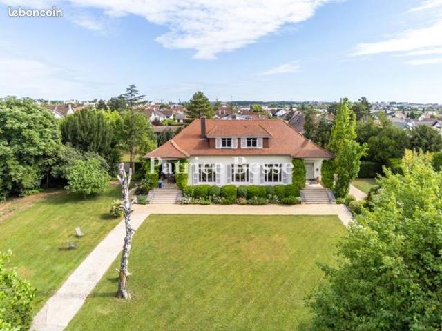 Maison 10 pièces 341 m²