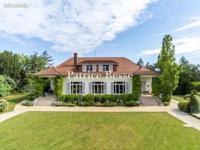 Maison 10 pièces 341 m²