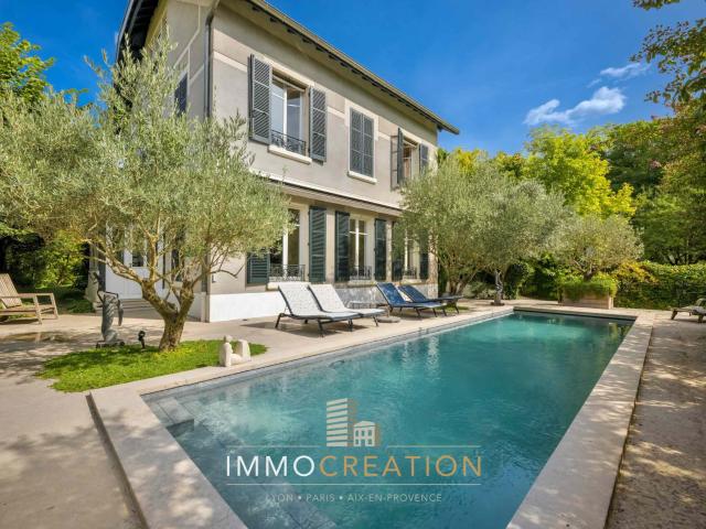 Maison 10 pièces 366 m²