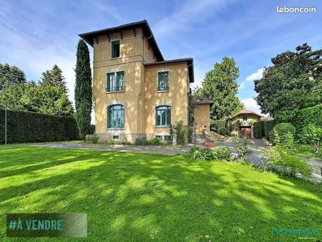 Maison 10 pièces 370 m²