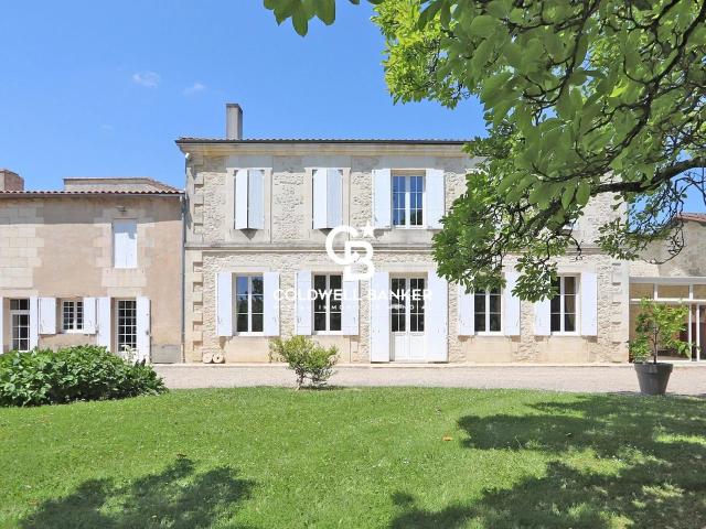Maison 10 pièces 376 m²