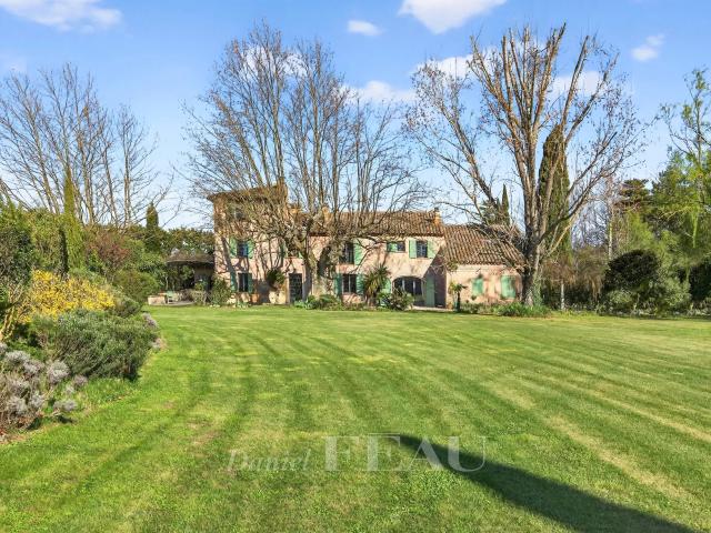 Maison 10 pièces 379 m²