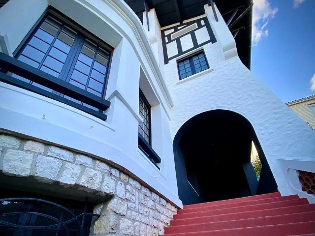 Maison 10 pièces 380 m²