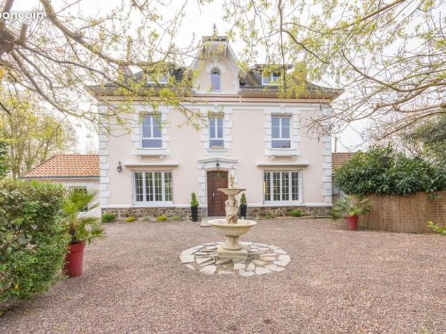 Maison 10 pièces 300 m²