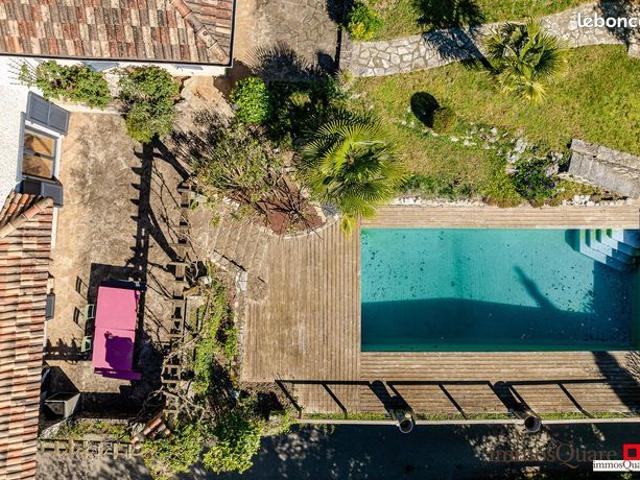 Maison 10 pièces 301 m²