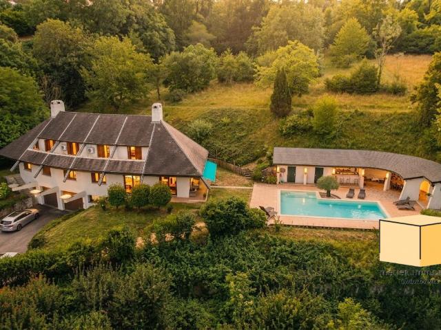 Maison 10 pièces 304 m²