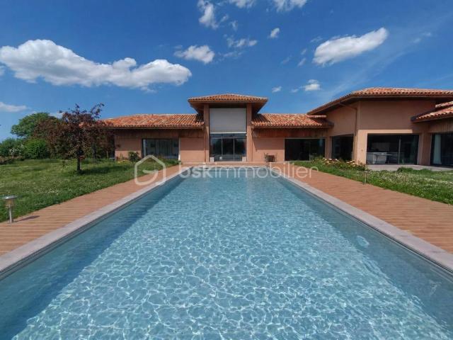 Maison 10 pièces 305 m²