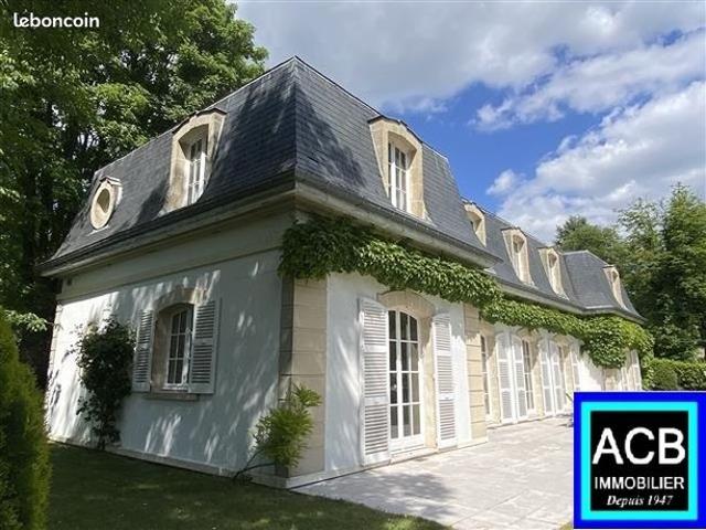 Maison 10 pièces 305 m²